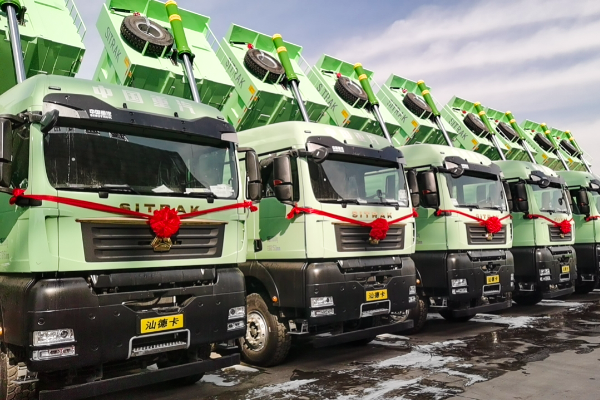 300臺丨中國重汽新能源自卸車圓滿交付新疆，開啟綠色運輸新篇章！